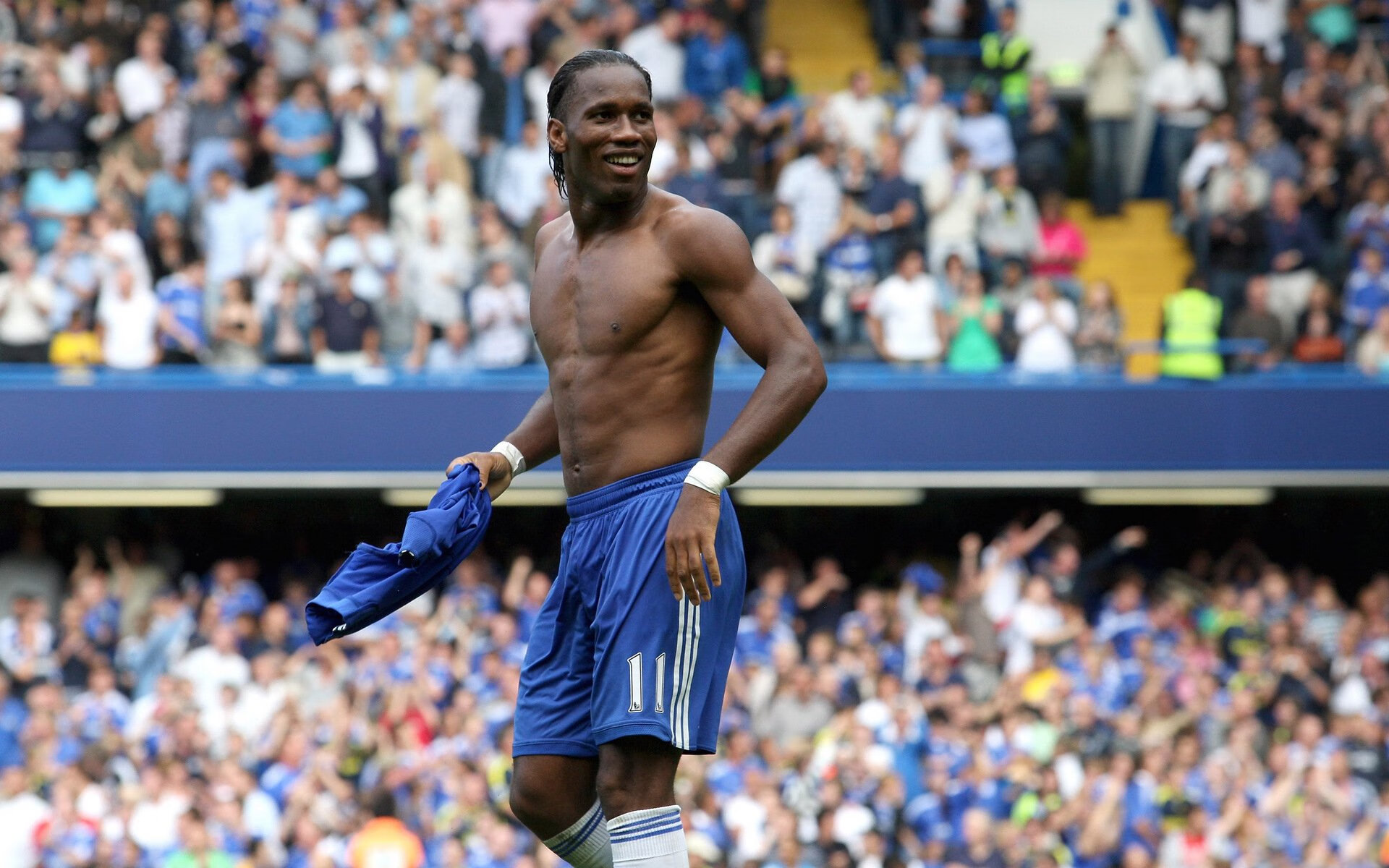 “高新体育中心：武术选手展现超凡体能与技巧，比赛高潮迭起”